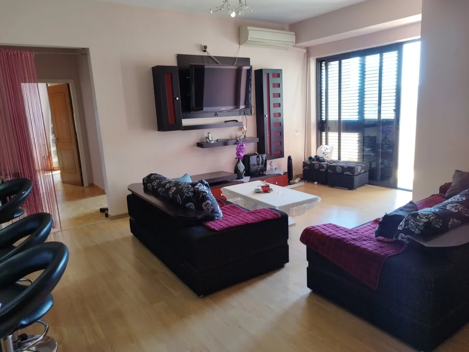 Tirane, jepet me qera apartament 2+1 Kati 7, 120 m² 550 € (Afër Vilës Gold)