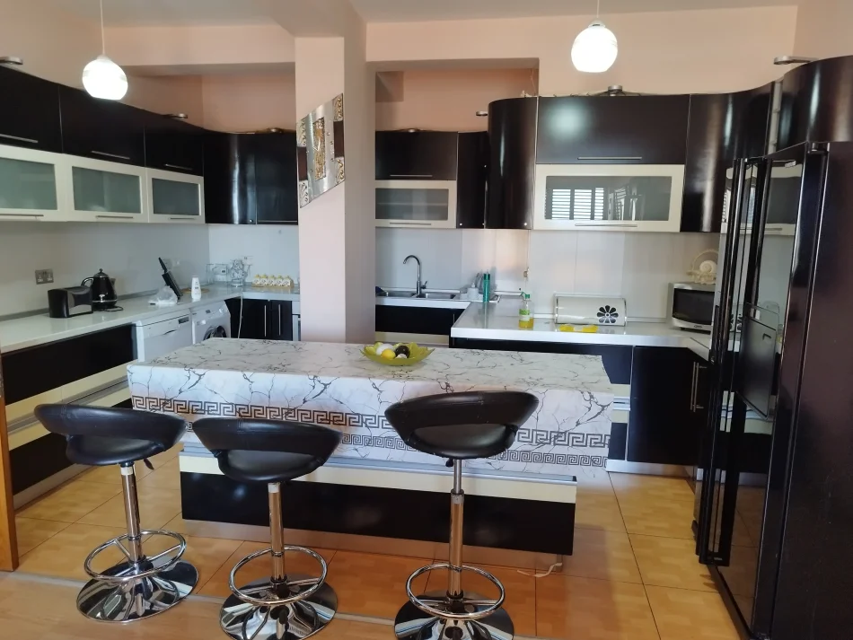 Tirane, jepet me qera apartament 2+1 Kati 7, 120 m² 550 € (Afër Vilës Gold)