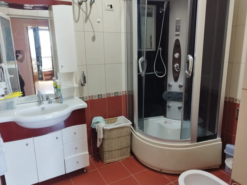 Tirane, jepet me qera apartament 2+1 Kati 7, 120 m² 550 € (Afër Vilës Gold)