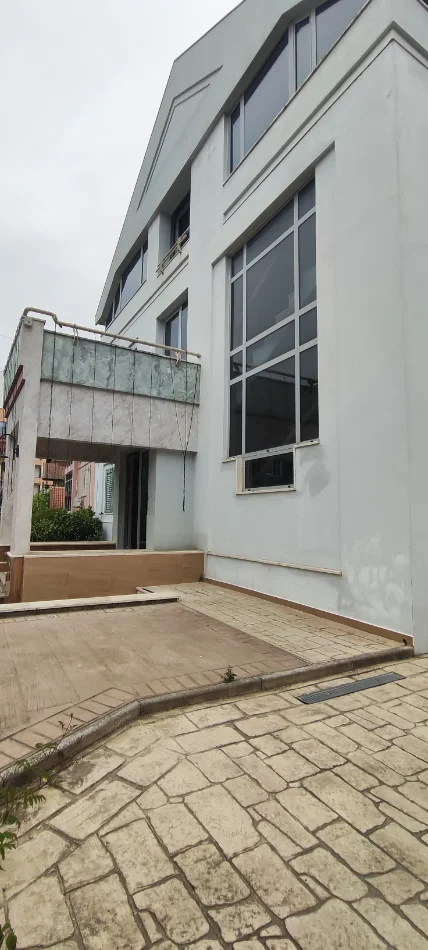 Tirane, jepet me qera Vile Kati 3, 650 m² 4.550 € (vilat gjermane)