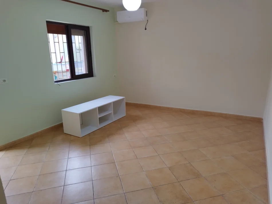 Tirane, jepet me qera apartament 1+1 Kati 2, 52 m² 300 € (Rruga e Elbasanit, pranë shkollës së baletit)