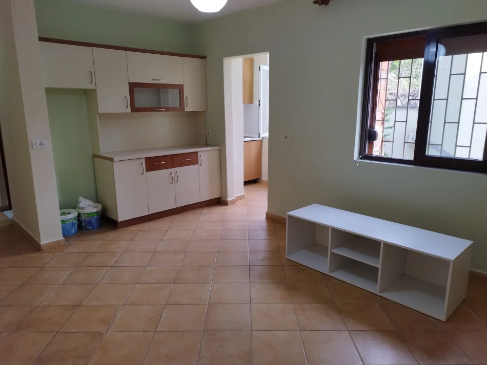 Tirane, jepet me qera apartament 1+1 Kati 2, 52 m² 300 € (Rruga e Elbasanit, pranë shkollës së baletit)