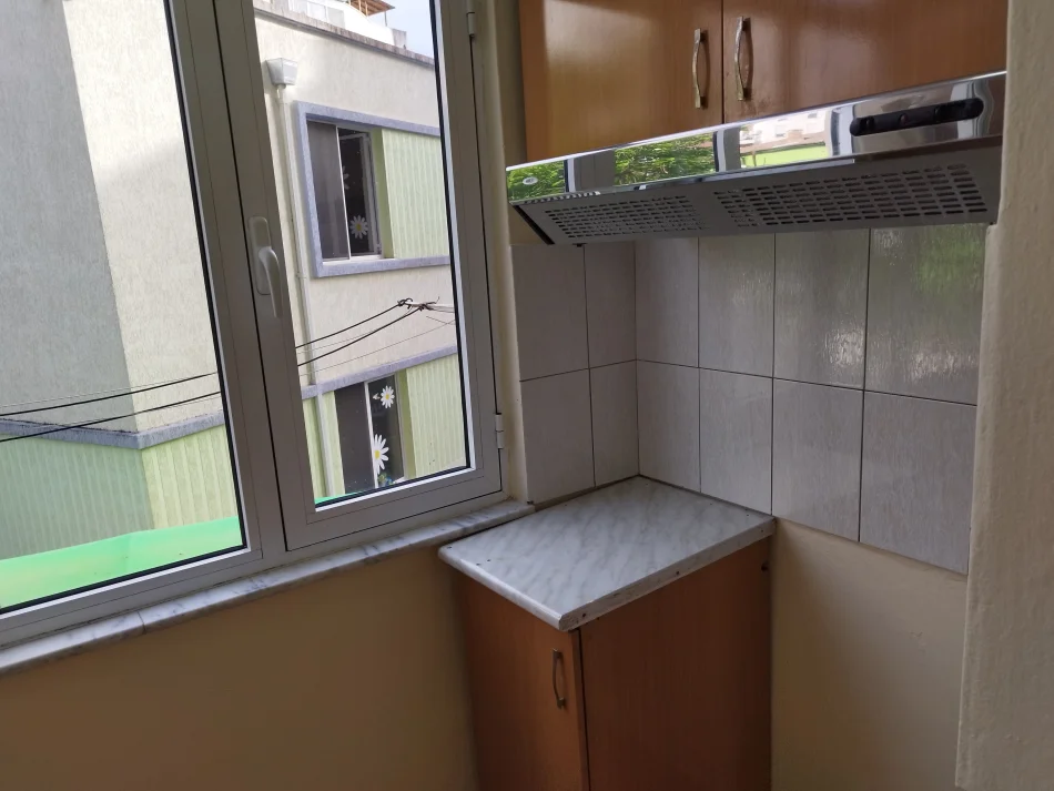 Tirane, jepet me qera apartament 1+1 Kati 2, 52 m² 300 € (Rruga e Elbasanit, pranë shkollës së baletit)