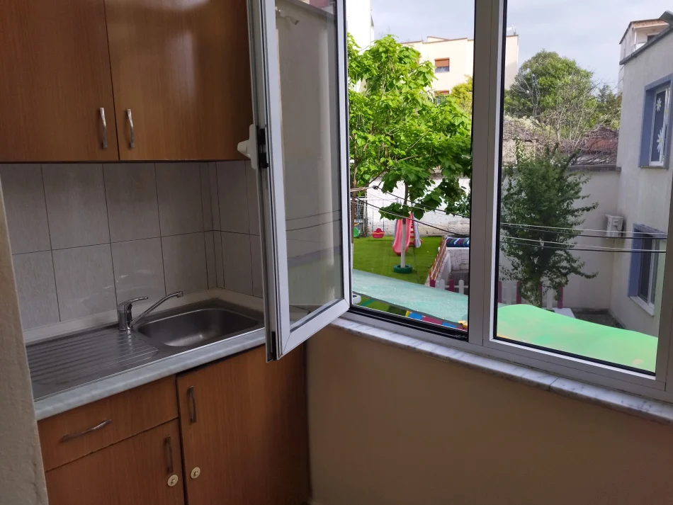 Tirane, jepet me qera apartament 1+1 Kati 2, 52 m² 300 € (Rruga e Elbasanit, pranë shkollës së baletit)
