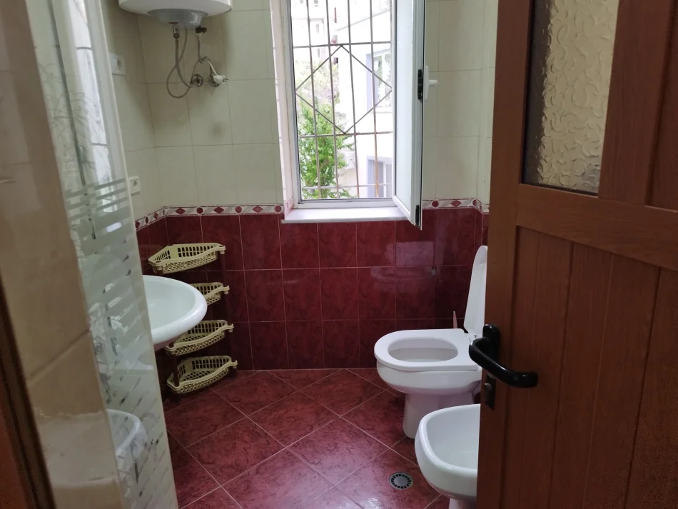 Tirane, jepet me qera apartament 1+1 Kati 2, 52 m² 300 € (Rruga e Elbasanit, pranë shkollës së baletit)