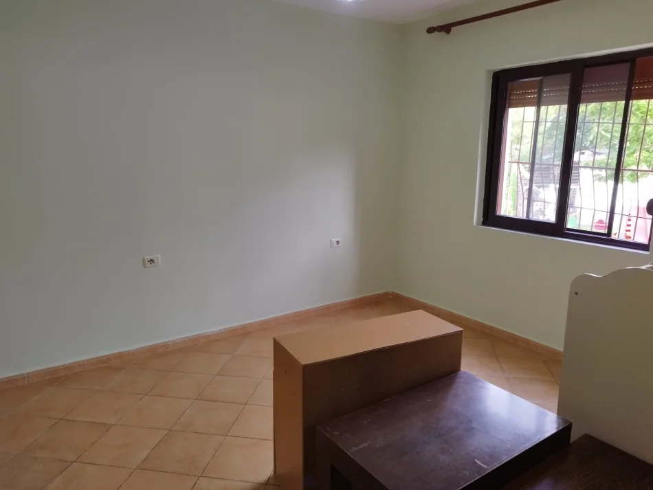 Tirane, jepet me qera apartament 1+1 Kati 2, 52 m² 300 € (Rruga e Elbasanit, pranë shkollës së baletit)
