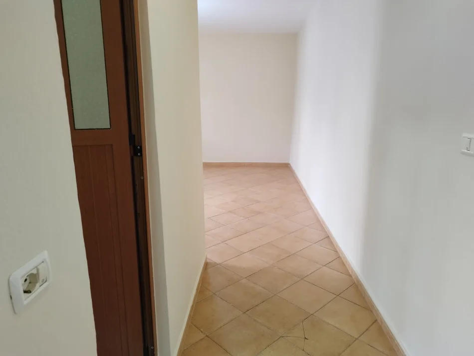 Tirane, jepet me qera apartament 1+1 Kati 2, 52 m² 300 € (Rruga e Elbasanit, pranë shkollës së baletit)