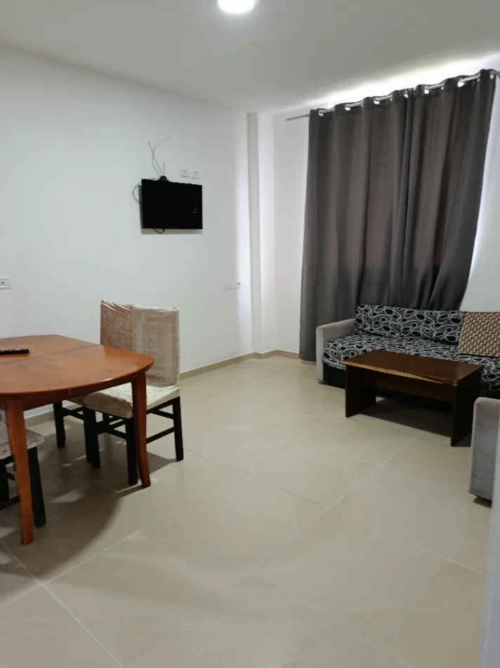 Tirane, jepet me qera apartament 1+1+Ballkon Kati 4, 90 m² 300 € (Rruga Gramozi)