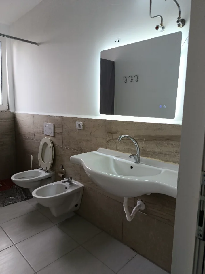 Tirane, jepet me qera apartament 1+1+Ballkon Kati 4, 90 m² 300 € (Rruga Gramozi)