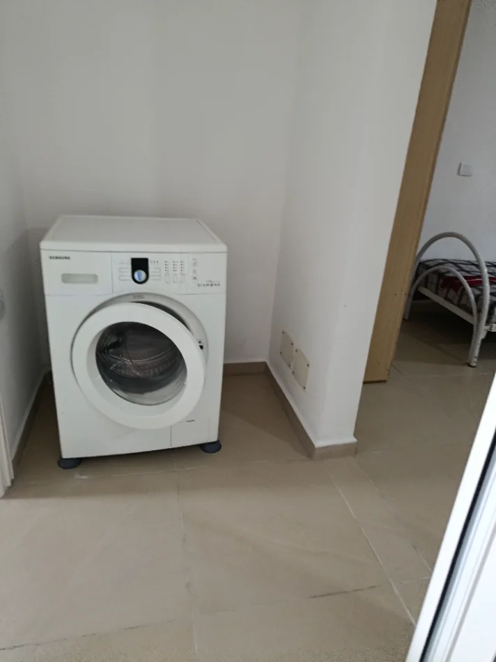 Tirane, jepet me qera apartament 1+1+Ballkon Kati 4, 90 m² 300 € (Rruga Gramozi)