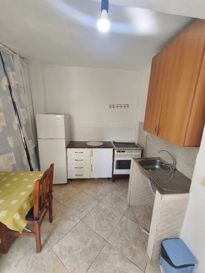 Tirane, jepet me qera garsonier Kati 1, 30 m² 250 € (Shkolla bashkim fino, prane policise qyteti studenti)