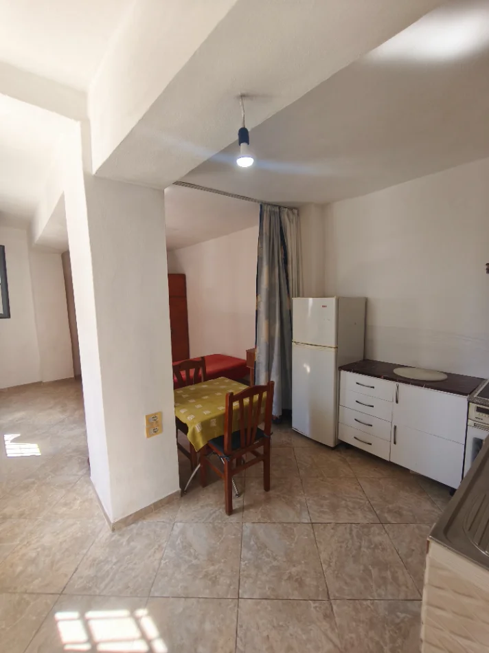Tirane, jepet me qera garsonier Kati 1, 30 m² 250 € (Shkolla bashkim fino, prane policise qyteti studenti)
