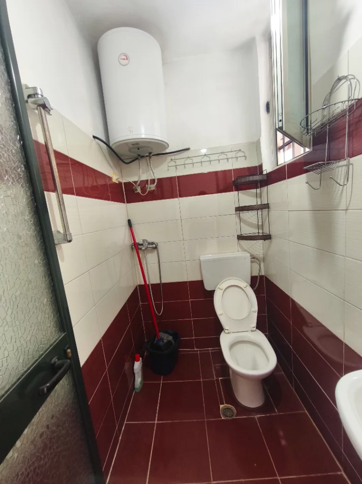 Tirane, jepet me qera garsonier Kati 1, 30 m² 250 € (Shkolla bashkim fino, prane policise qyteti studenti)