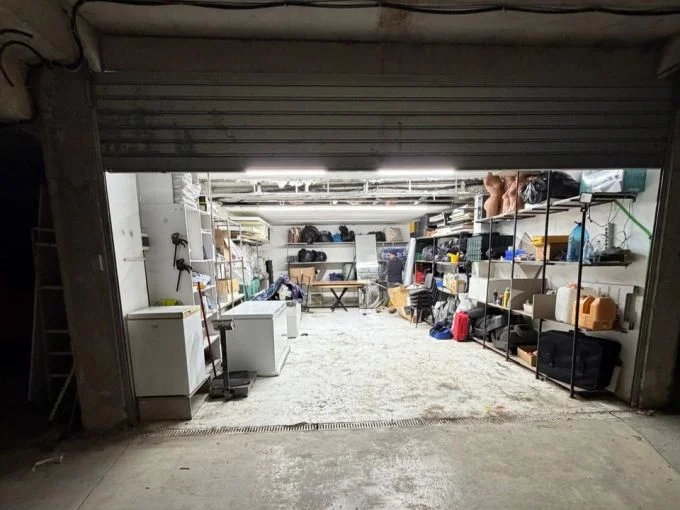 Tirane, shitet garazh | post parkimi Kati -1, 48 m² 50.000 € (kinostudio , porcelan)