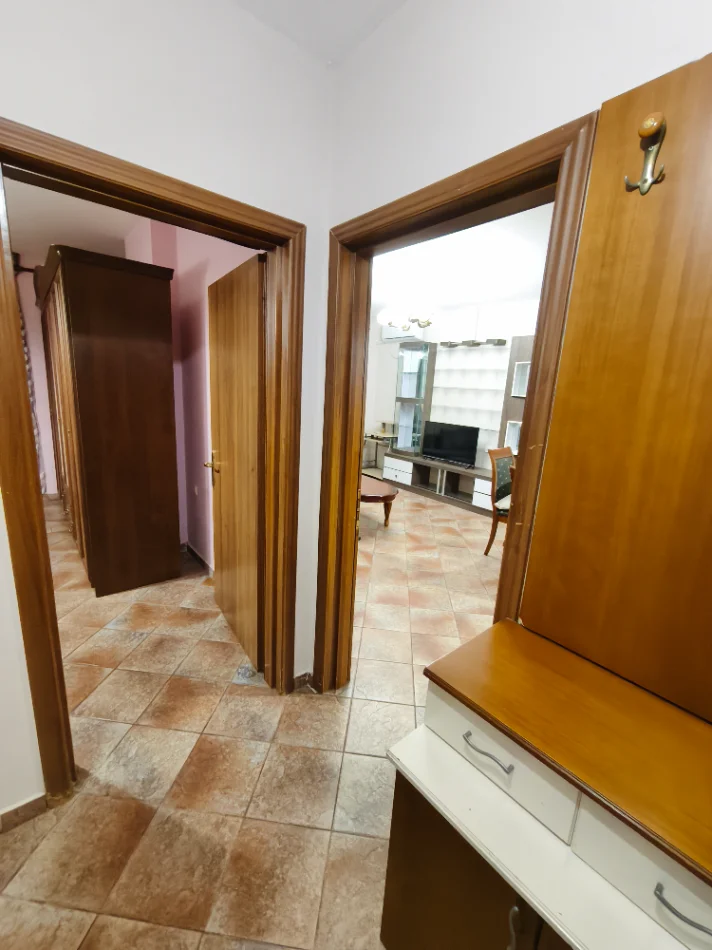 Tirane, jap me qera apartament 1+1+Ballkon Kati 2, 85 m² 550 € (Rruga Medar Shtylla)