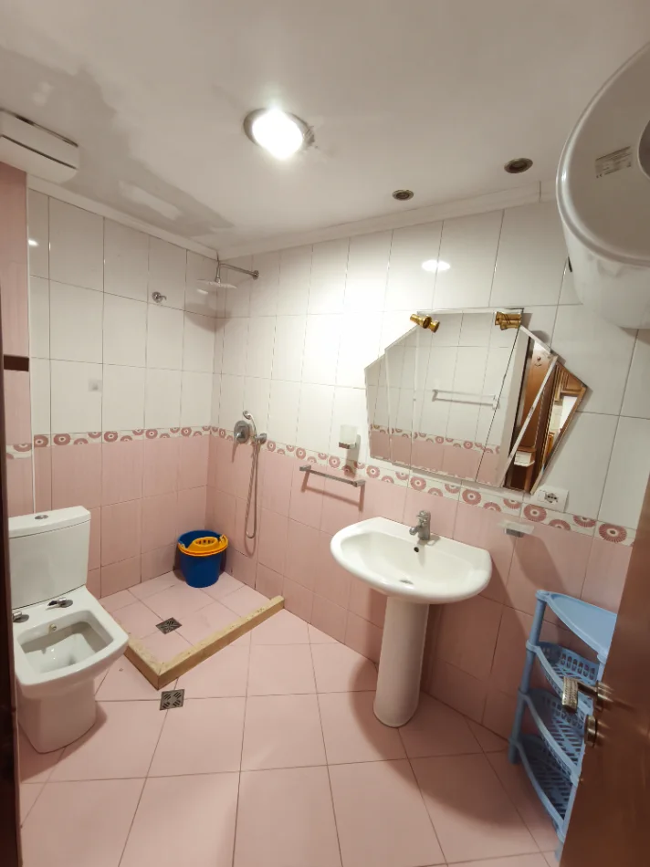 Tirane, jap me qera apartament 1+1+Ballkon Kati 2, 85 m² 550 € (Rruga Medar Shtylla)
