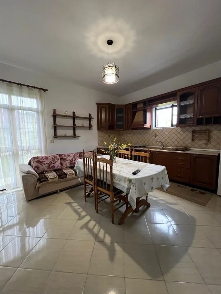 Tirane, jepet me qera Vile 2+1+Aneks+Ballkon Kati 2, 130 m² 650 € (Vilat Gjermane)