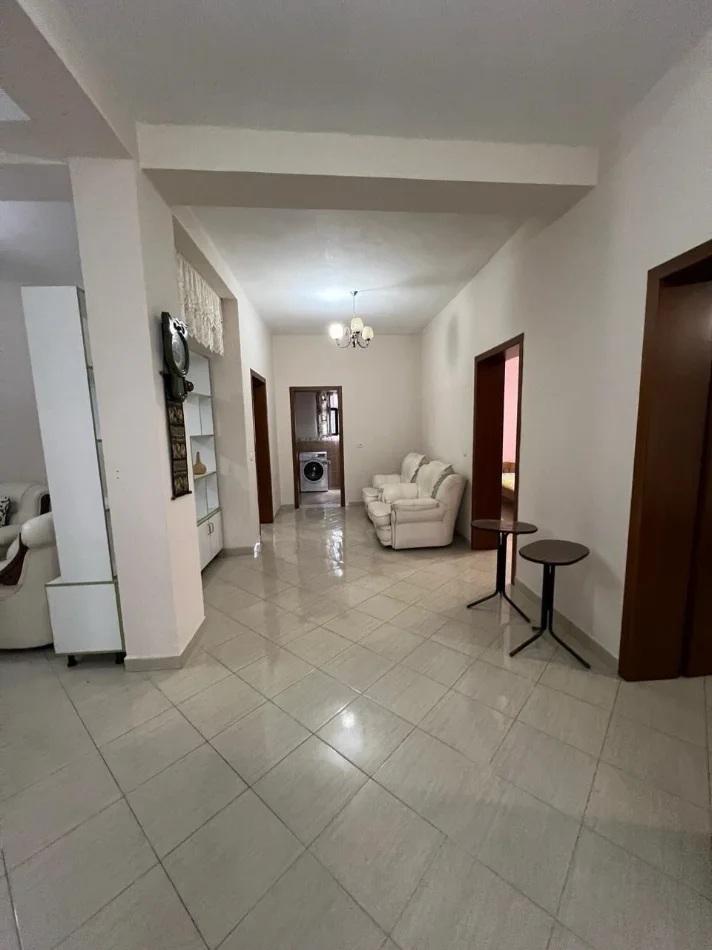Tirane, jepet me qera Vile 2+1+Aneks+Ballkon Kati 2, 130 m² 650 € (Vilat Gjermane)