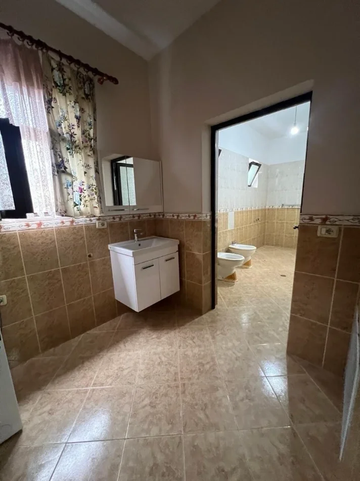 Tirane, jepet me qera Vile 2+1+Aneks+Ballkon Kati 2, 130 m² 650 € (Vilat Gjermane)