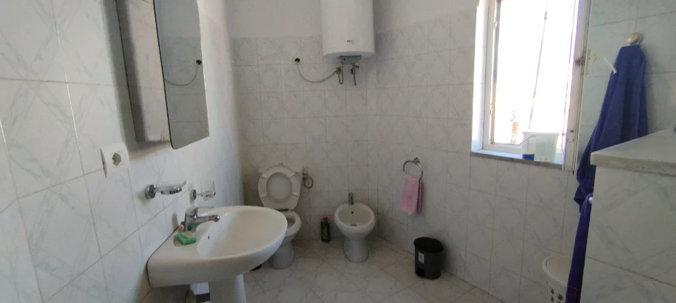 Tirane, jepet me qera apartament 2+1+Ballkon Kati 5, 75 m² 550 € (Musafa Leshi)