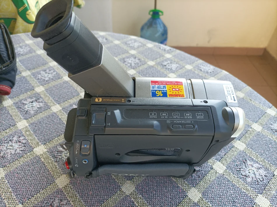 Tirane, shes camera Sony, e Re, 20 000 leke
