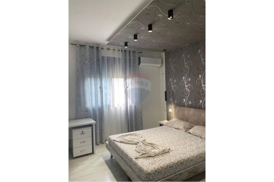 Tirane, jepet me qera apartament 1+1+Ballkon Kati 4, 70 m² 700 € (Stacioni trenit)