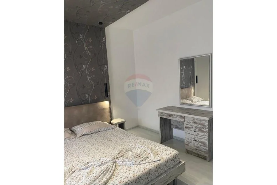 Tirane, jepet me qera apartament 1+1+Ballkon Kati 4, 70 m² 700 € (Stacioni trenit)