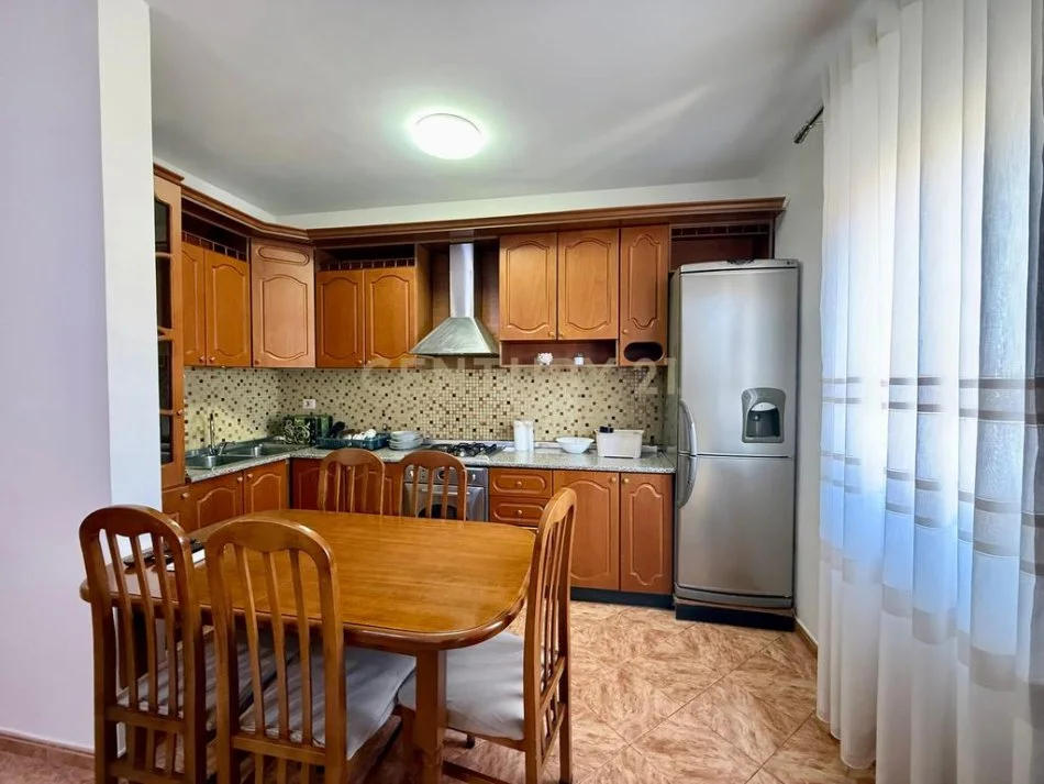 Tirane, jepet me qera apartament 2+1+Aneks+Ballkon Kati 8, 85 m² 700 € 