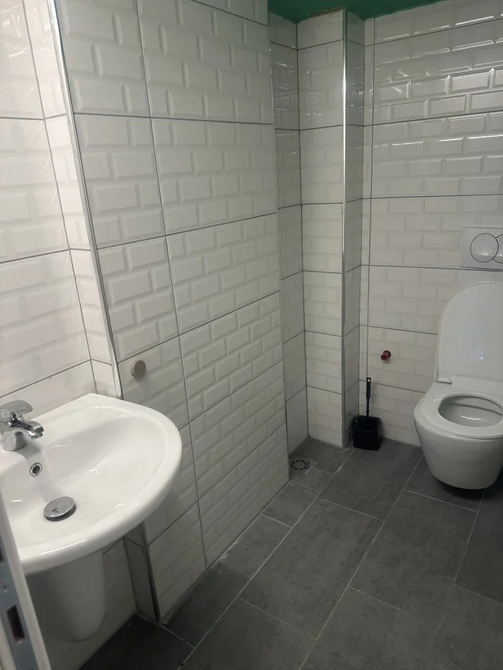 Tirane, jepet me qera zyre Kati 0, 35 m² 650 € (Rruga panorama)