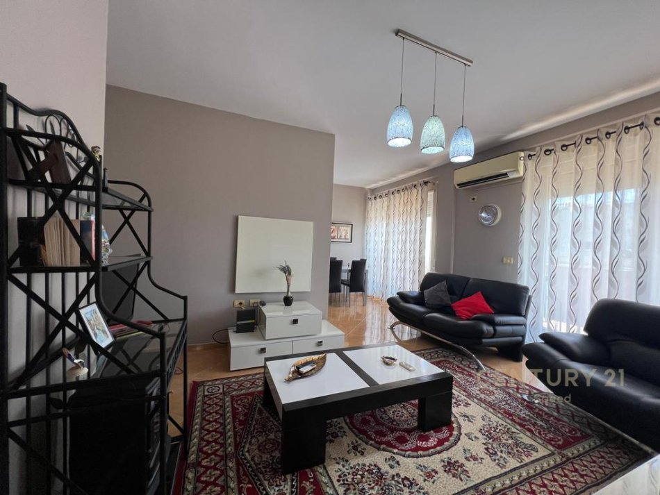 Tirane, jepet me qera apartament 2+1+Aneks+Ballkon Kati 5, 130 m² 600 € (Stacioni i trenit , Hipoteka)