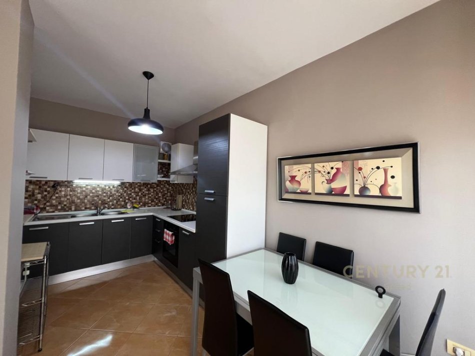 Tirane, jepet me qera apartament 2+1+Aneks+Ballkon Kati 5, 130 m² 600 € (Stacioni i trenit , Hipoteka)