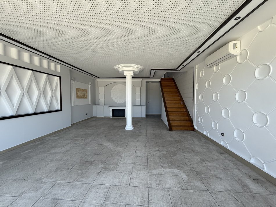 Tirane, jepet me qera kapanon+ truall , 2.500 m² (Kombinat)