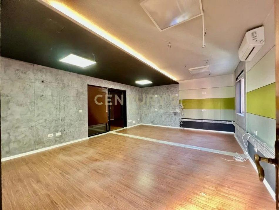 Tirane, jepet me qera ambjent biznesi Kati 2, 160 m² 1.600 € (LSI)
