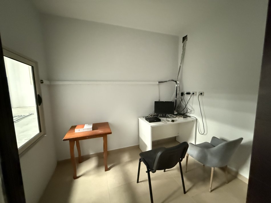 Tirane, jepet me qera kapanon+ truall , 2.500 m² (Kombinat)