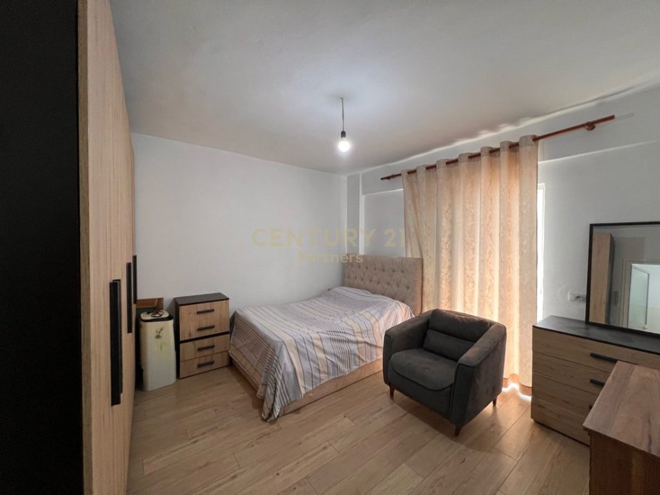 Tirane, jepet me qera apartament 2+1+Ballkon Kati 7, 90 m² 600 € (Laprake)