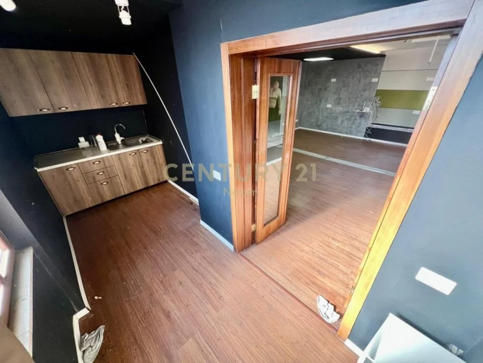 Tirane, jepet me qera ambjent biznesi Kati 2, 160 m² 1.600 € (LSI)
