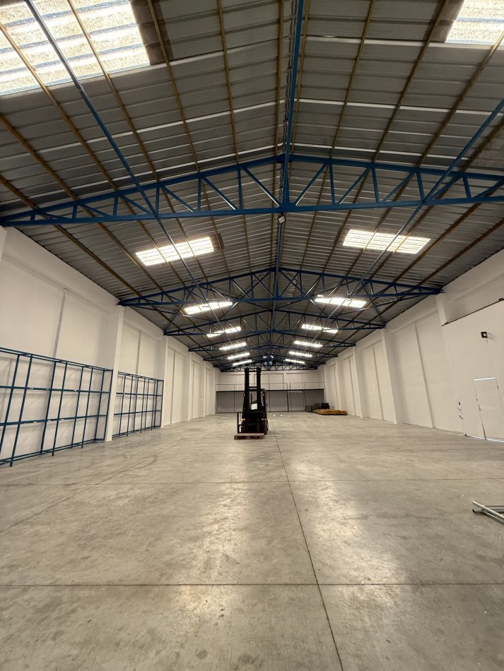 Tirane, jepet me qera kapanon+ truall , 2.500 m² (Kombinat)