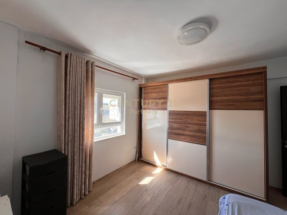 Tirane, jepet me qera apartament 2+1+Ballkon Kati 7, 90 m² 600 € (Laprake)