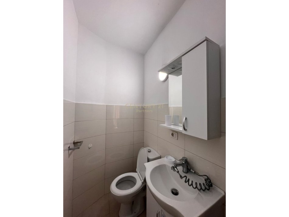 Tirane, jepet me qera apartament 2+1+Ballkon Kati 7, 90 m² 600 € (Laprake)