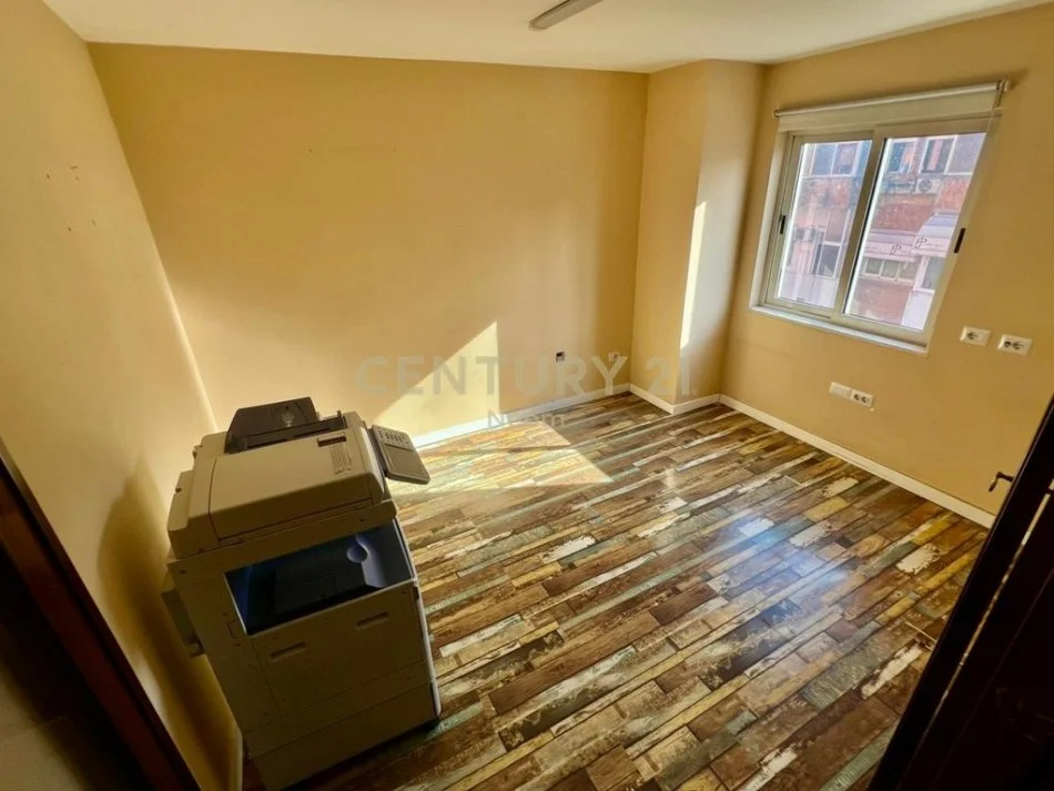 Tirane, jepet me qera ambjent biznesi Kati 2, 160 m² 1.600 € (LSI)