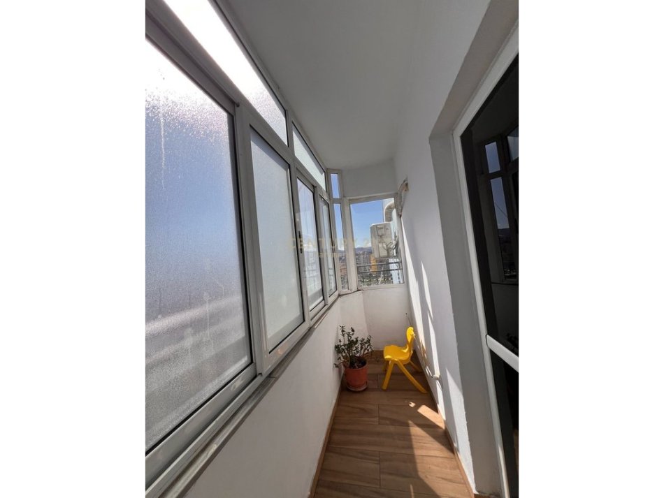 Tirane, jepet me qera apartament 2+1+Ballkon Kati 7, 90 m² 600 € (Laprake)