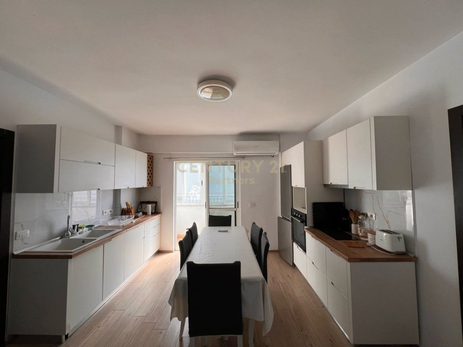 Tirane, jepet me qera apartament 2+1+Ballkon Kati 7, 90 m² 600 € (Laprake)