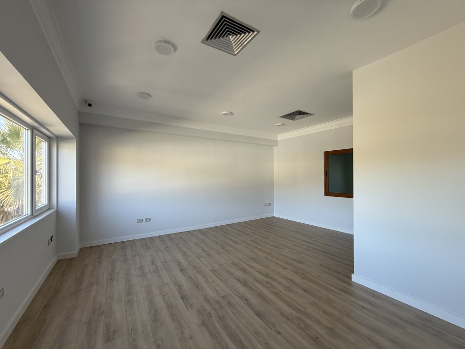 Tirane, jepet me qera kapanon+ truall , 2.500 m² (Kombinat)
