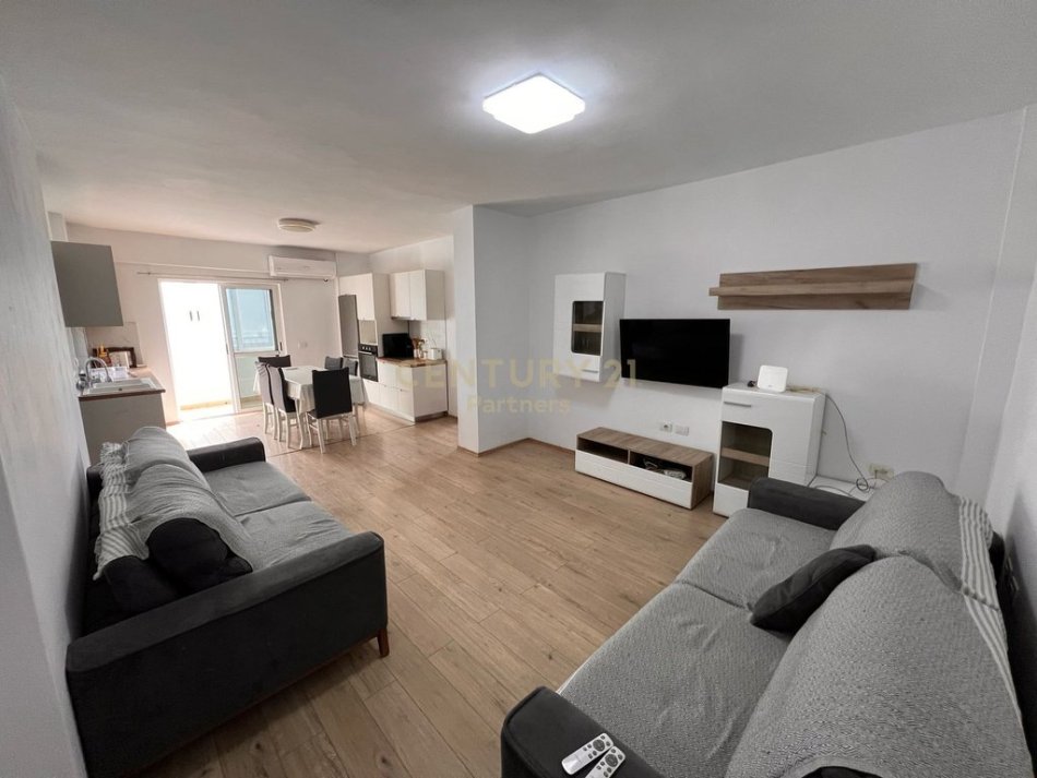 Tirane, jepet me qera apartament 2+1+Ballkon Kati 7, 90 m² 600 € (Laprake)