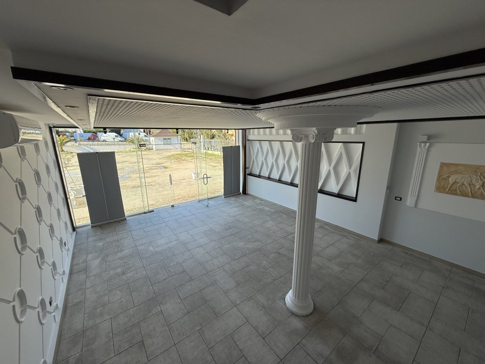 Tirane, jepet me qera kapanon+ truall , 2.500 m² (Kombinat)
