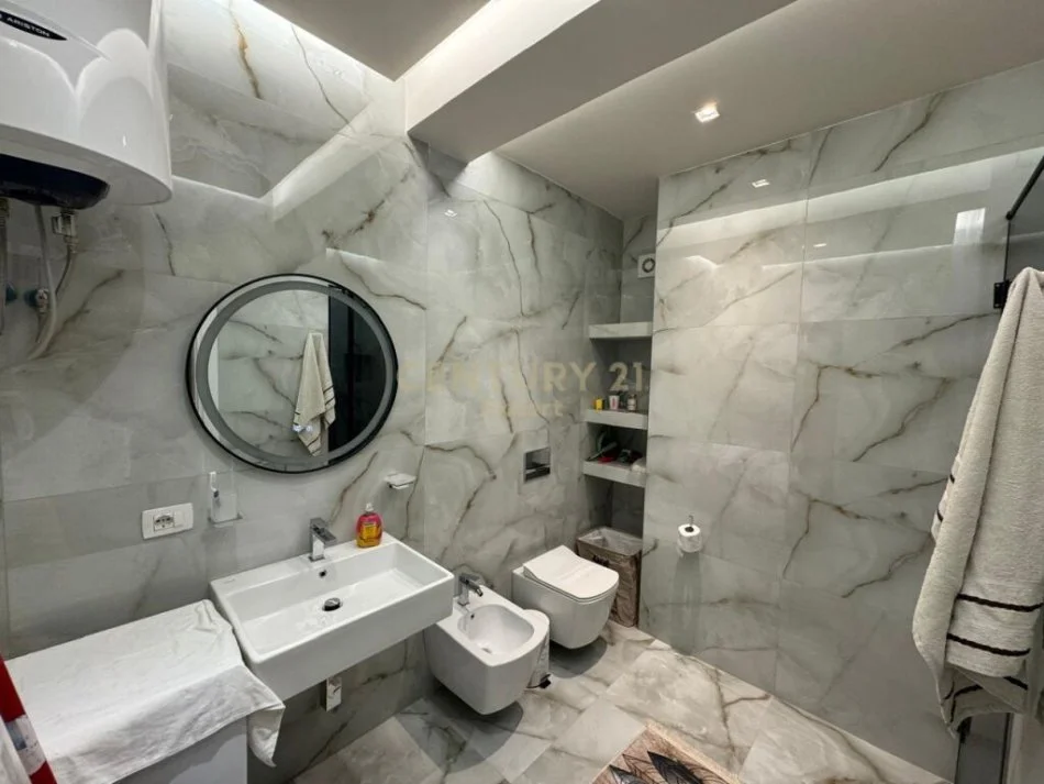 Tirane, jepet me qera apartament 1+1+Aneks+Ballkon Kati 3, 60 m² 850 € (Rruga e Durresit)