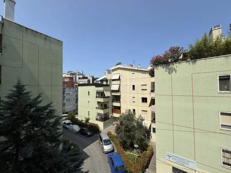 Tirane, jepet me qera apartament 2+1+Aneks+Ballkon Kati 3, 80 m² 450 € (KOPSHTI BOTANIK)