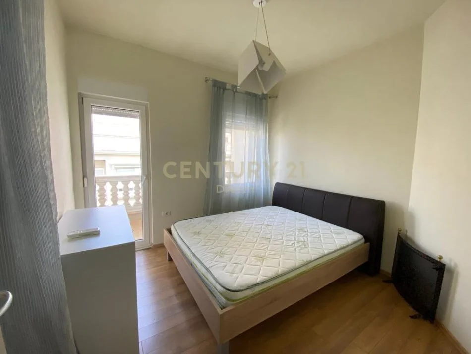 Tirane, jepet me qera Vile 2 Katshe , 260 m² 2.500 € (White House TEG)