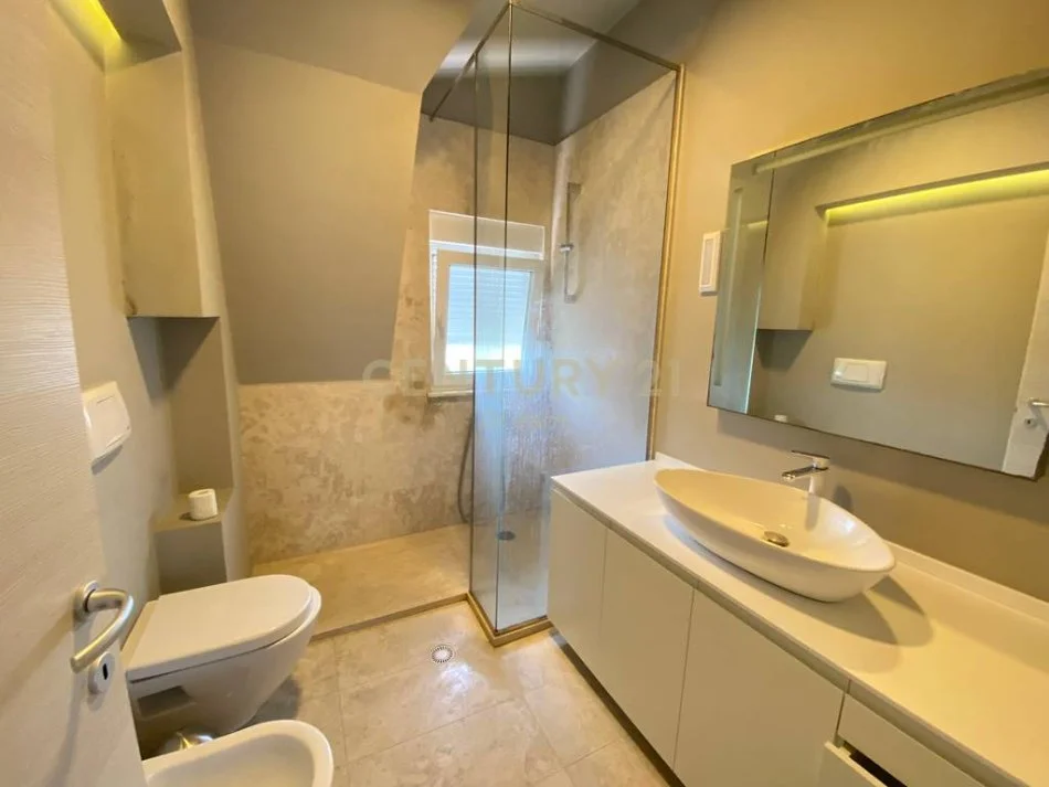 Tirane, jepet me qera Vile 2 Katshe , 260 m² 2.500 € (White House TEG)