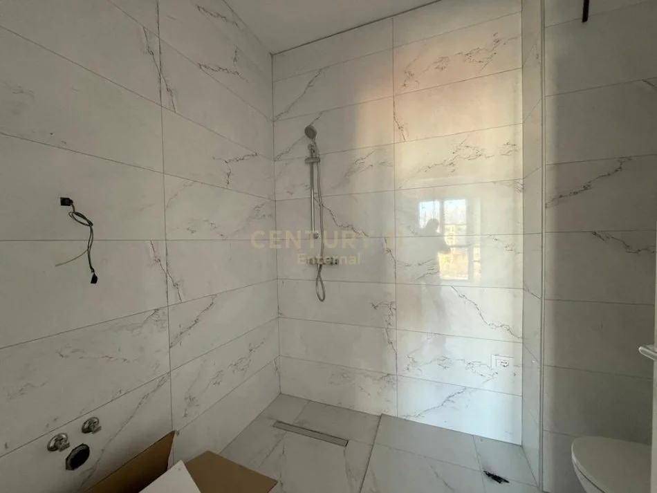 Tirane, jepet me qera zyre Kati 6, 89 m² 750 € 